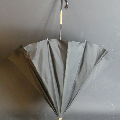 Parapluie noir . Parapluie noir, pommeau en cuir noir et métal doré. Interieur à&hellip;
