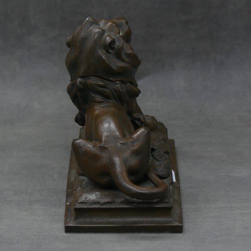 Null Encrier en bronze en forme de lion. Dimensions: 15x21cm.