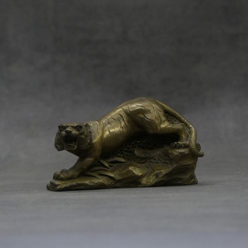 Null Tigre en bronze doré sur un rocher. Longueur : 11 cm