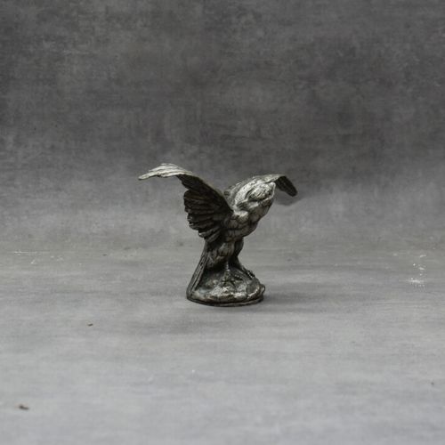 AIGLE Mascotte d'un aigle en bronze argenté. Hauteur : 12 cm