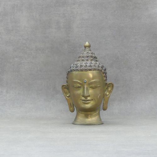 Tête de Bouddha Tête de bouddha en métal doré. Hauteur : 21 cm