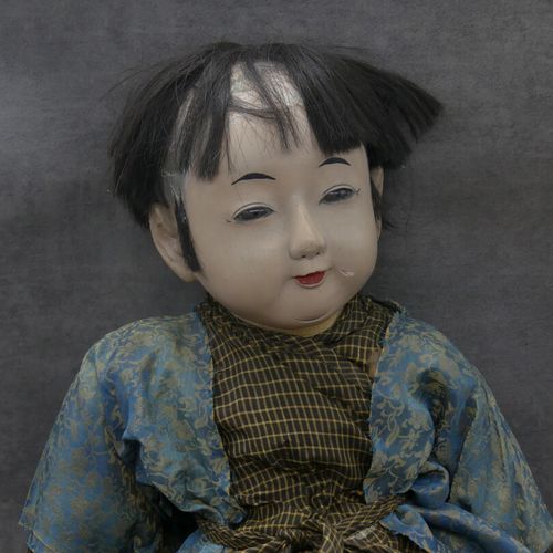 Null Poupée en bois peint représentant un enfant asiatique. Hauteur : 70 cm. Man&hellip;