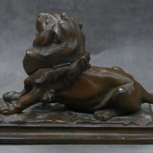 Null Encrier en bronze en forme de lion. Dimensions: 15x21cm.
