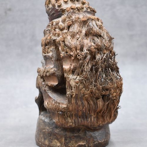 CHINE. Sujet en racine de bambou sculpté représentant un guérisseur de poumons. &hellip;