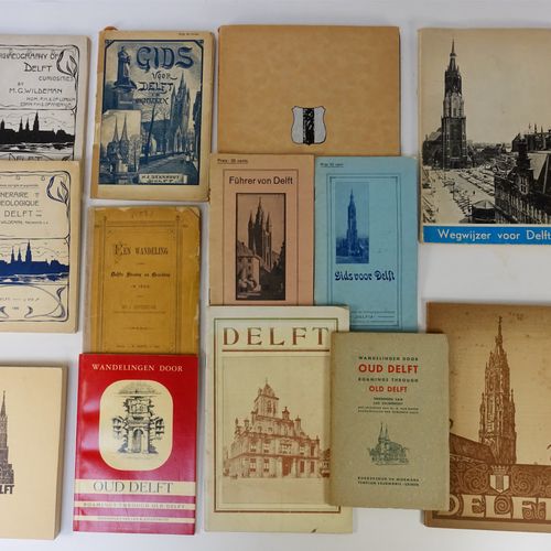Null DELFT -- COLLECTION OF 22 CITY GUIDES OF DELFT. C. 1890-1996. All illustr.,&hellip;