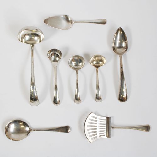 A Dutch silver collection of flatware 荷兰银质餐具系列，带珠边，包括。12把餐勺，12把餐叉，13把甜点勺，13把甜点叉，&hellip;