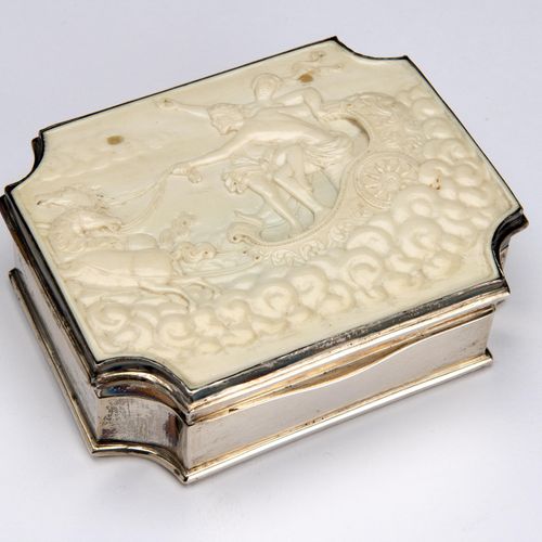 A Dutch silver and ivory tobacco box 荷兰银和象牙烟草盒，一个长方形的模型，有弯曲的角落，铰链盖上有象牙的阿波罗在他的战车上&hellip;
