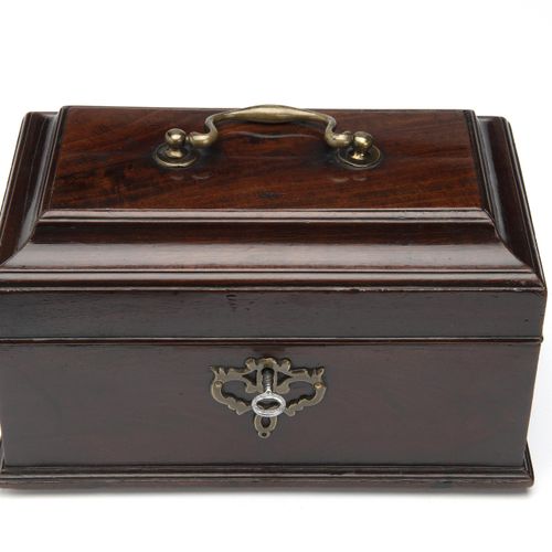 A wooden box with three Dutch silver tea caddies Jh. Holzkiste mit drei holländi&hellip;