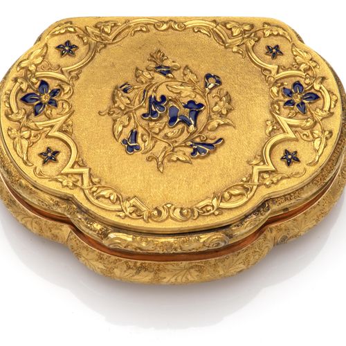 An antique snuff box An antique snuff box, Cartouche-shaped, the cover decorated&hellip;