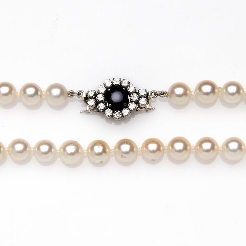 A sapphire and diamond cultured pearl necklace 蓝宝石和钻石养殖珍珠项链，由均匀的养殖珍珠串联到圆形切割蓝宝石和钻&hellip;