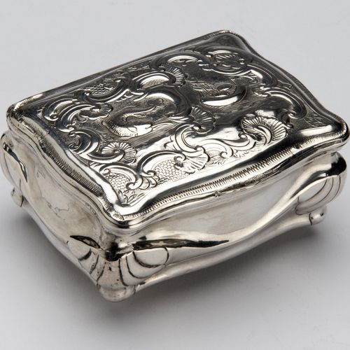 A Dutch silver snuff box, Haarlem 荷兰银质鼻烟盒，哈勒姆，长方形，有铰链盖，装饰有卷轴和贝壳。哈勒姆，制作者Jan Wijla&hellip;