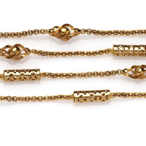 An 18k gold necklace Un collar de oro de 18 quilates, compuesto por eslabones de&hellip;