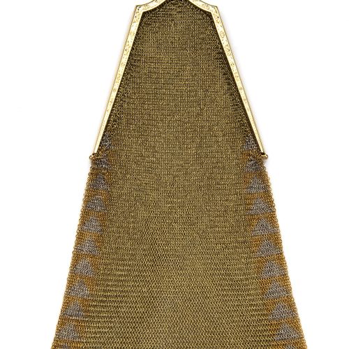 An antique 14k gold purse 一个古董14K金钱包，由三色织网金组成，在雕刻的钱包上镶嵌着一颗凸圆形蓝宝石，毛重141克。 大约在1900&hellip;