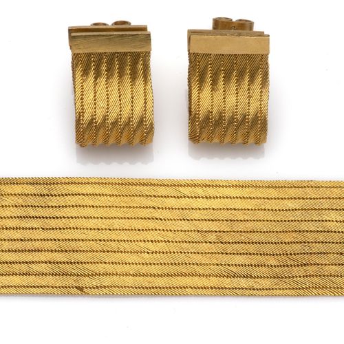 A 20k gold bracelet and matching earrings 一对20K金手镯和配套的耳环，宽大的编织手镯上有一个叶状的雕刻扣，长19.0&hellip;