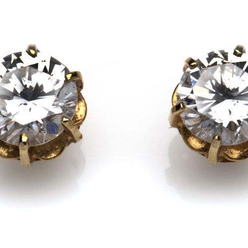 A pair of 20k gold diamond single stone earstuds Un par de pendientes de oro de &hellip;