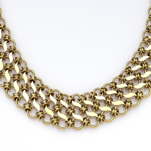 An 18k gold necklace Collier en or 18k, Composé de trois rangs de maillons gradu&hellip;