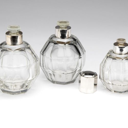 Three-cut glass with silver covers, Wolfers Frascos redondos de cristal tallado &hellip;