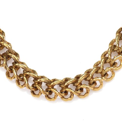 An 18k gold necklace 一条18K金项链，由纹理奇特的链接组成，可拆卸部分可制成较短的项链，长48.5或39.0厘米。 毛重190克。