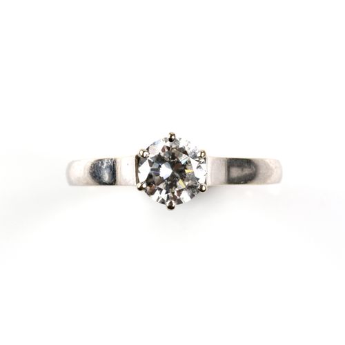 A diamond single stone ring 一枚钻石单石戒指，镶嵌着一颗明亮型切割钻石，重约0.9克拉。 总重量为4克。