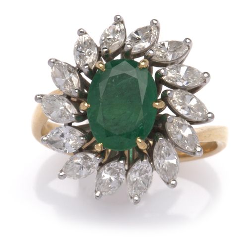 An 18k gold emerald and diamond ring 一枚18K金祖母绿和钻石戒指，镶嵌着一颗椭圆形切割的祖母绿，周围是脐带形钻石，戒指尺寸&hellip;