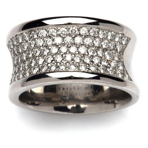 A diamond band ring 一枚钻石戒指，设计为部分密镶明亮式切割钻石的凹形带，戒指尺寸为18.5毫米。 总重量为15克。