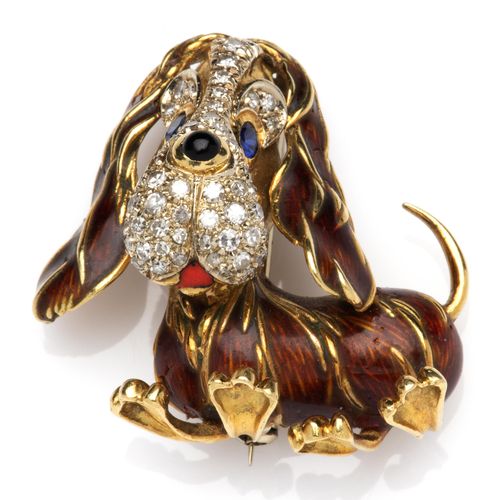 A gem set dog brooch 一枚镶嵌宝石的狗胸针，设计为一只巴塞特猎犬，装饰有棕色珐琅，一个镶嵌钻石的鼻子和蓝宝石镶嵌的眼睛。 总重量为25克。