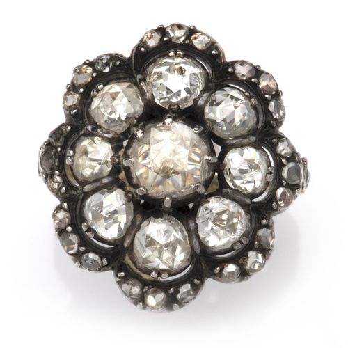 A rose-cut diamond ring 一枚玫瑰式切割钻石戒指，正面设计为玫瑰式切割钻石群，周围有较小的宝石，戒指尺寸为18.5毫米。 毛重7克。