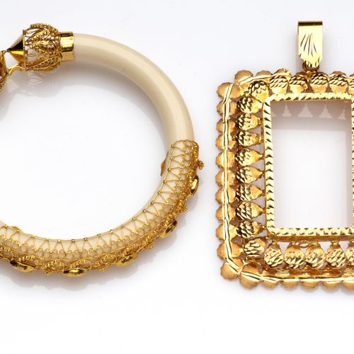 Two 20k gold Indian jewels 两件20K金的印度珠宝，一个带金顶的骨手镯和一个护身符的金吊坠座。 总重量为60克。