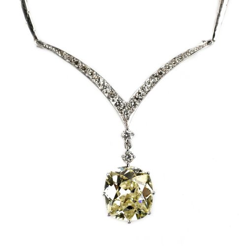 A 14k white gold diamond necklace 一条14K白金钻石项链，支持一颗枕形钻石，重4.12克拉，悬挂在一个V形段上，上面镶嵌着小型&hellip;