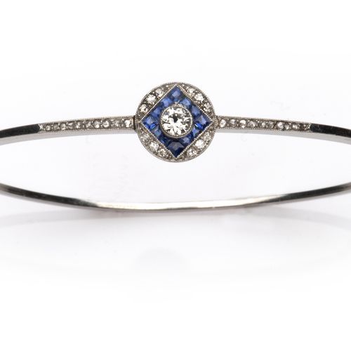 A Belle Epoque platinum sapphire and diamond bangle 一个美好时代的铂金蓝宝石和钻石手镯，正面镶嵌着圆形面板，&hellip;
