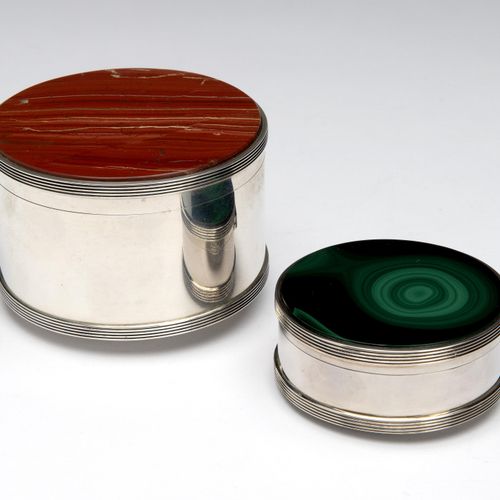 Two Dutch silver round boxes 两个荷兰银质圆盒，一个是普通的，有红色玛瑙石铰链盖，盖内有镂空的花头，一个有孔雀石和模制的边框。铰链盖&hellip;