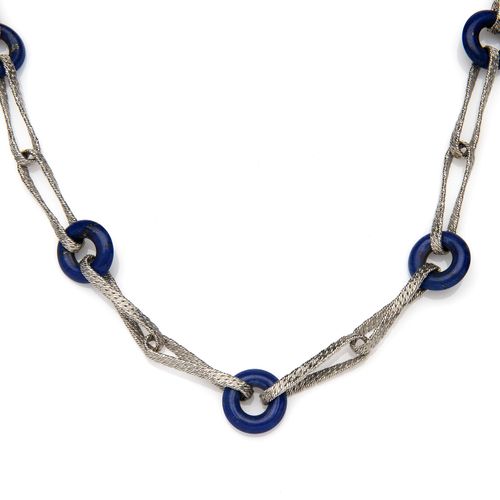 An 18k white gold lapis lazuli necklace 一条18K白金青金项链，由细长的纹理链接和青金石盘交替组成，长80.0厘米。 毛&hellip;