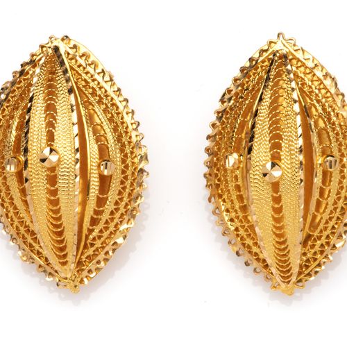 A pair of 20k gold earclips 一对20K金的耳夹，镂空的脐带状，带有丝状装饰。 毛重27克。