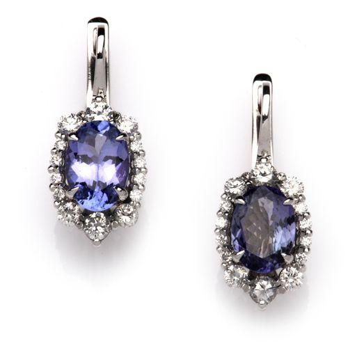 A pair of tanzanite and diamond earrings 一对坦桑石和钻石耳环，每只耳环都镶嵌着一颗椭圆形的坦桑石，周围是渐变的明亮式切&hellip;