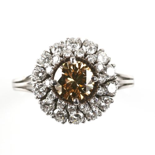 A platinum diamond cocktail ring 铂金钻石鸡尾酒戒指，镶有一颗白兰地色的钻石，重约1.0克拉，周围是双排无色明亮式切割钻石，戒指&hellip;