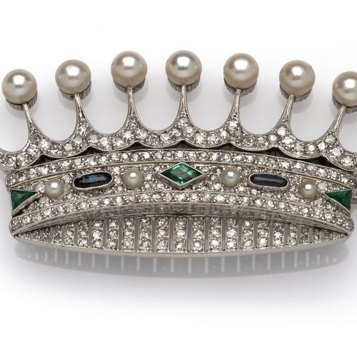 A platinum gem set and diamond brooch 一枚铂金宝石和钻石胸针，设计为皇冠，通体镶有单切钻石，并装饰有祖母绿、黑玛瑙和珍珠。&hellip;