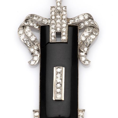 An Art Deco onyx and diamond pendant Pendentif Art déco en onyx et diamants, Com&hellip;