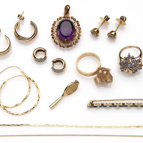 A collection of 14k gold jewellery Eine Sammlung von 14-karätigem Goldschmuck, b&hellip;