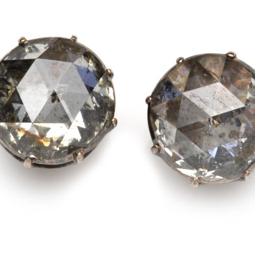A pair of antique 14k gold diamond earrings 一对古董14K金钻石耳环，每个耳钉上都镶嵌了一颗大的玫瑰式切割钻石，重约&hellip;
