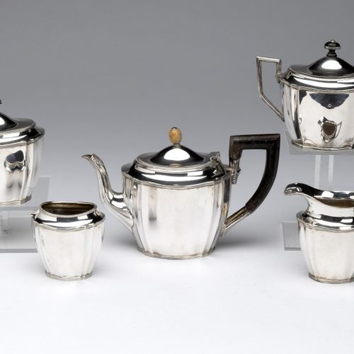 A Dutch silver five-piece tea service 荷兰银制五件套茶具，椭圆形褶皱模型，带棱纹边框，茶壶带木柄。包括：茶壶，牛奶壶，带可&hellip;