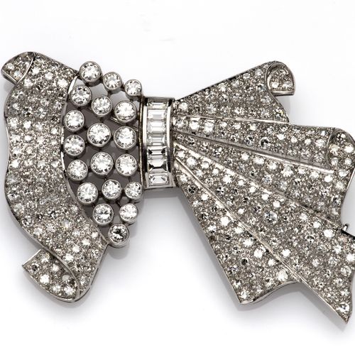 An Art Deco platinum diamond brooch 一枚装饰艺术风格的铂金钻石胸针，设计成一个风格化的蝴蝶结，通体镶嵌着明亮型、圆形切割和长&hellip;