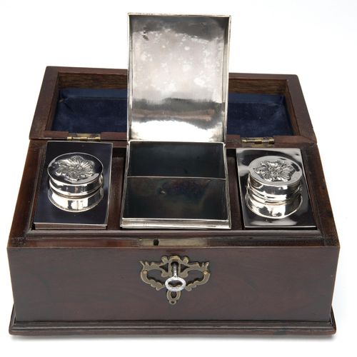 A wooden box with three Dutch silver tea caddies Caja de madera con tres cajas d&hellip;