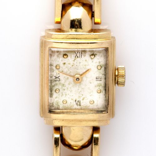 An 18k gold lady's bracelet watch, by Omega 欧米茄18K金女士手镯表，由凹形链节组成，以长方形手表为中心，银色表盘上&hellip;