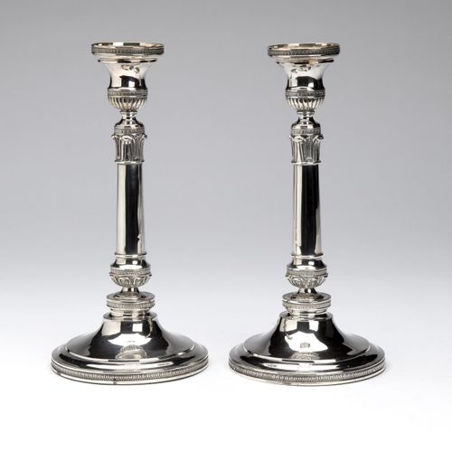 A Pair of Dutch Silver Candlesticks Paire de chandeliers hollandais en argent, t&hellip;
