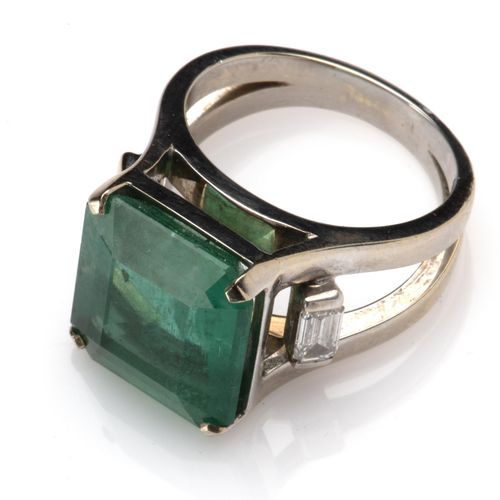 An emerald and diamond dress ring 一枚祖母绿和钻石戒指，白金底座上镶嵌着一颗14.91x12.93x7.32毫米的梯形切割祖母&hellip;