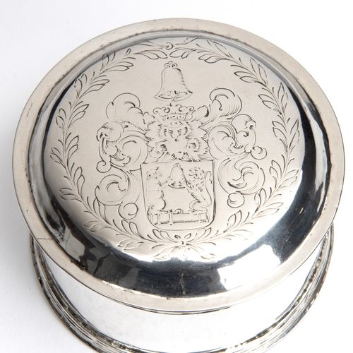 A Dutch Frysian silver vanity box 一个荷兰弗莱西亚的银制化妆盒，圆形素面，有模制的边框。松散的盖子上刻有纹章。可能是弗莱西亚人&hellip;