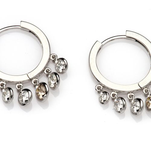 A pair of Diamond Earrings 一对钻石耳环，每只耳环都设计成环状，支撑着镶有明亮式切割钻石的流苏，总重量为4克。