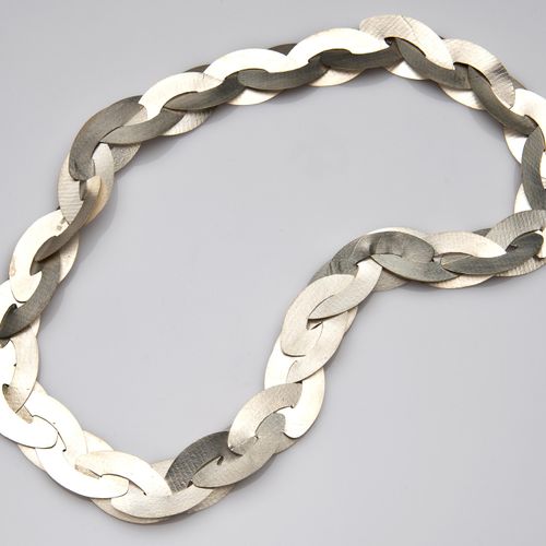 A silver necklace 一条银质项链，设计为缠绕的椭圆形银链，制造商标记为MJ，编号为2/8。 毛重76克。 大约在2001年。