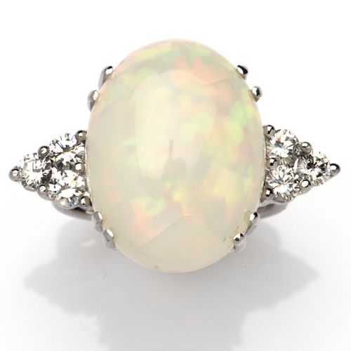 An opal and diamond ring 蛋白石和钻石戒指，正面镶嵌着一颗大的蛋白石，两侧是一簇明亮式切割钻石，蛋白石上有裂纹，戒指尺寸为17毫米。 总&hellip;