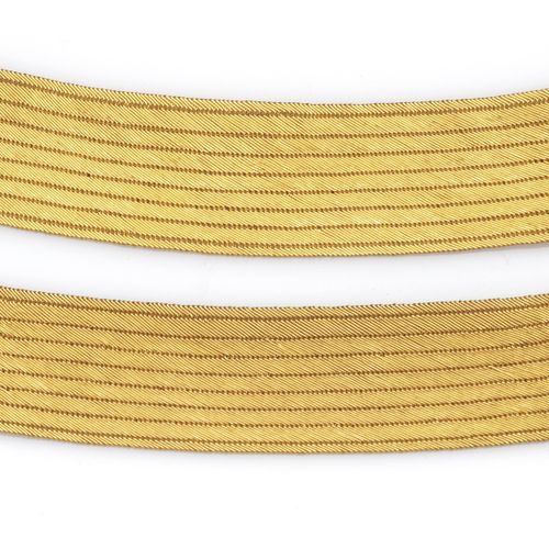 Two 20k gold necklaces 两条20K金项链，每条都是编织设计，以刻有花纹的扣子为终点。 总重量为147克。